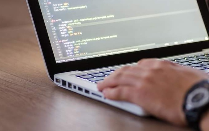 Curso de desenvolvimento web oferece 10 vagas gratuitas para pessoas trans e travestis
