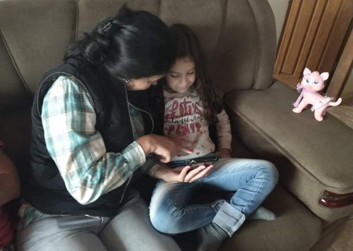 Alunos participam do Projeto Lê Pra Mim implantado pelo Município para estimular a leitura infantil com os familiares. 