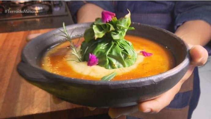 Aprenda a fazer a receita da trouxinha de taioba recheada de ragu de costelinha com cachaça e angu cremoso
