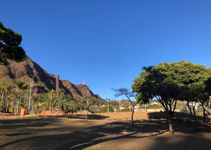 Abaixo-assinado com 62 mil assinaturas pelo tombamento da Serra do Curral é entregue à ALMG