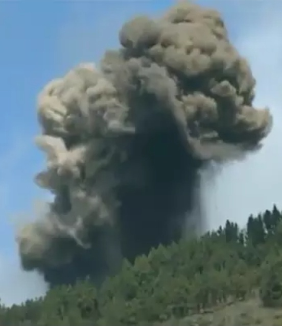 Vulcão associado a possível tsunami no Brasil entra em erupção.