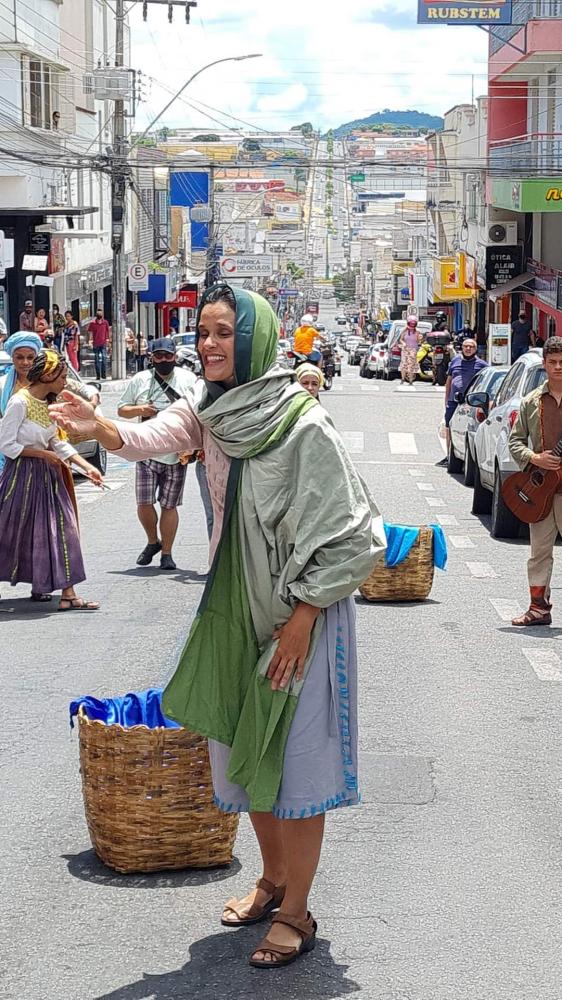 Teatro da Pedra, de São João del Rei, fez nesta manhã, 11 de dezembro, uma apresentação pelas ruas de Campo Belo que emocionou quem acompanhou. 