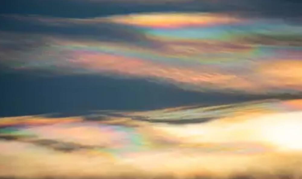 Fenômeno de 'nuvens coloridas' é visto em Minas; entenda
