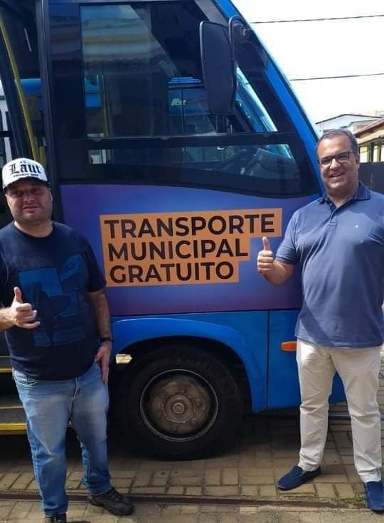 Prefeito de Campo Belo, Dr. Alisson apresenta novos ônibus para atender o transporte coletivo gratuito no município.