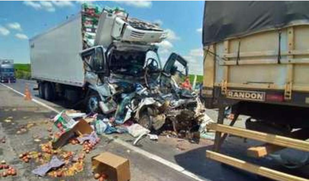 Carretas prensam carro e duas pessoas morrem no Triângulo Mineiro