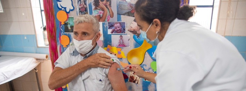 Com o inverno, Saúde alerta para baixa vacinação de idosos e crianças contra covid
