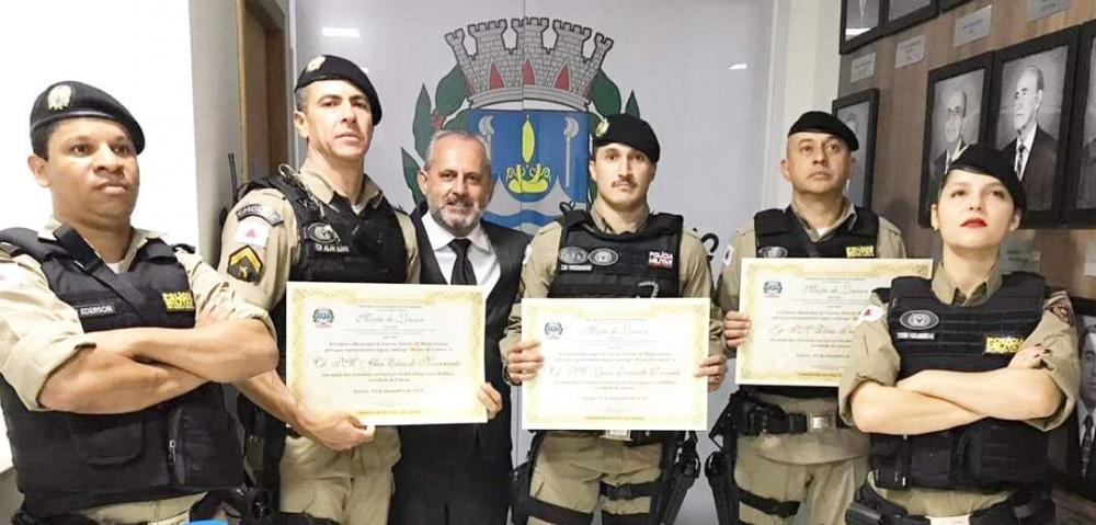 POLICIAIS MILITARES DE LAVRAS SÃO DESTACADOS DURANTE REUNIÃO ORDINÁRIA DA CÂMARA DOS VEREADORES
