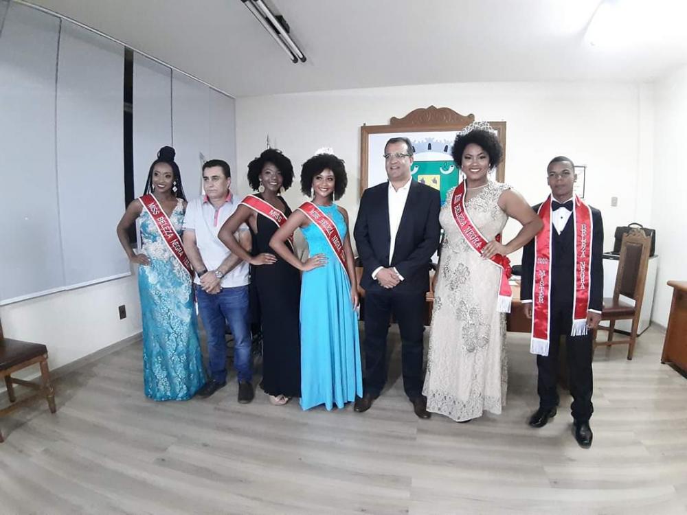 Coroação das novas misses e mister do Concurso Beleza Negra de Campo Belo