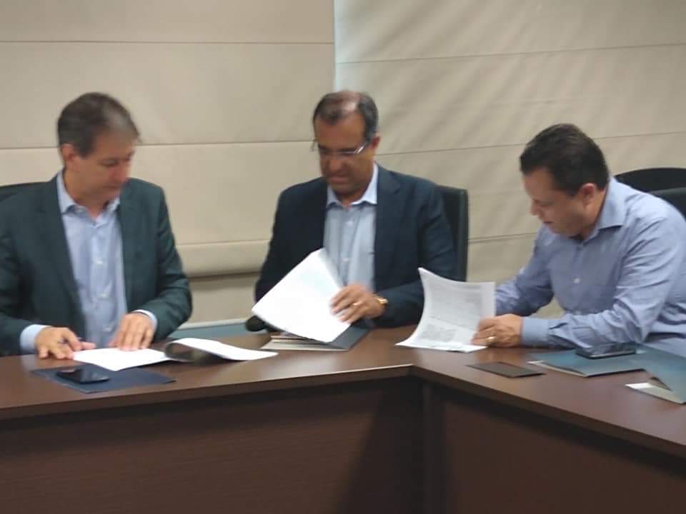 Prefeito e vice de Campo Belo assinam convênio para implantação de uma escola técnica municipal conveniada com o CEFET