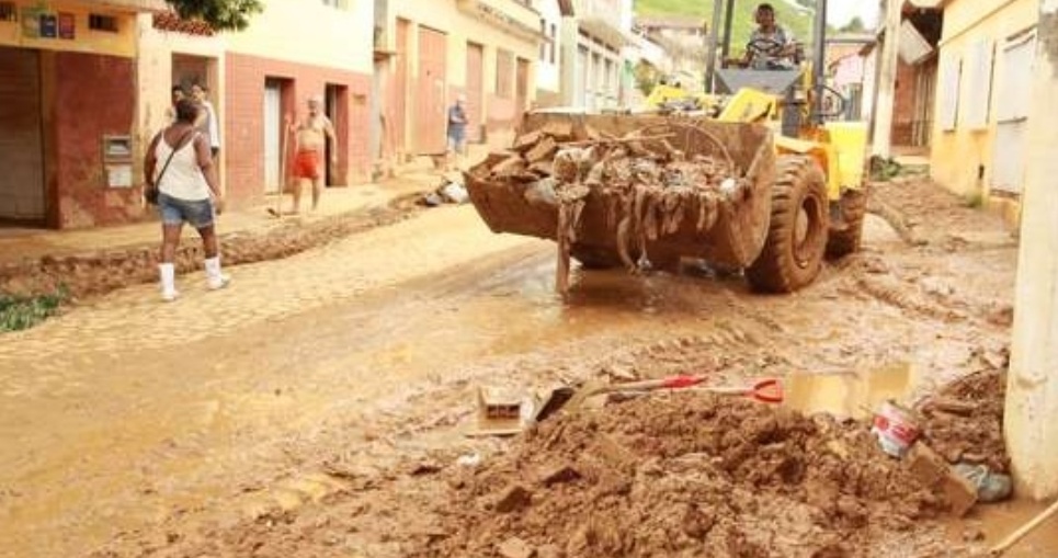 Cidades do interior de Minas tentam se reerguer após enchentes e desabamentos