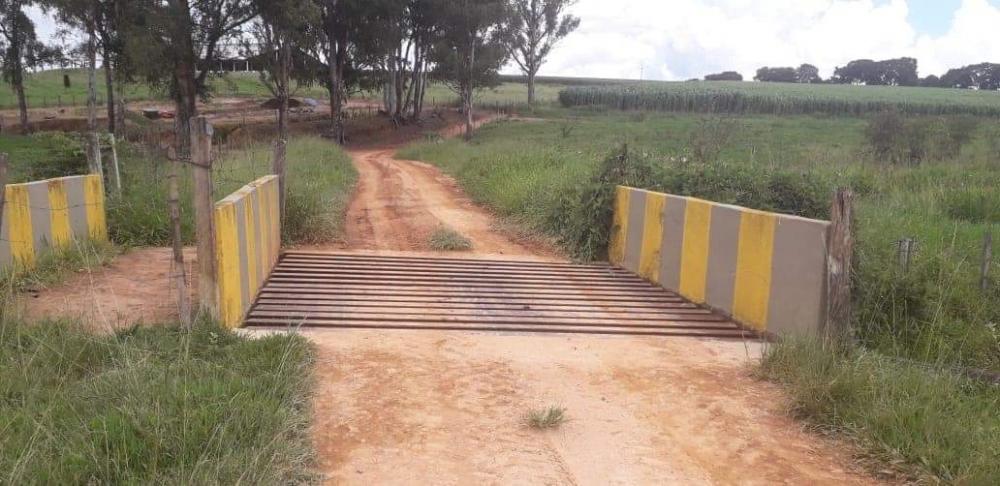 Prefeitura de Campo Belo reforma e constrói dezenas de pontes e mata-burros de ferro. 