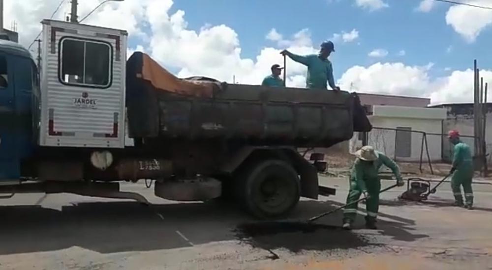 A Prefeitura de Campo B deu início, nesta manhã, 14 de fevereiro, à operação tapa-buracos que atenderá toda a cidade. 
