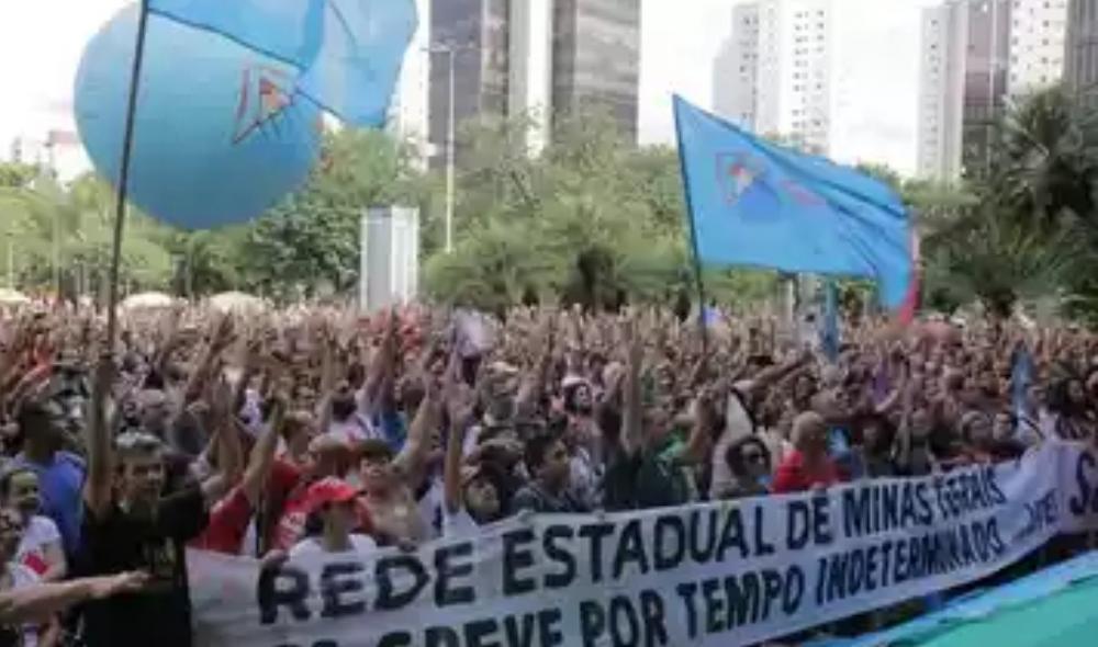 Professores decidem manter greve da rede estadual em Minas
