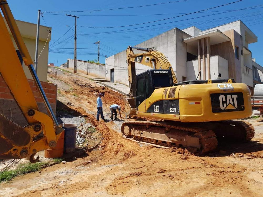Município leva mais segurança ao bairro Jardim das Acácias realizando obra do DEMAE para escoamento das águas.