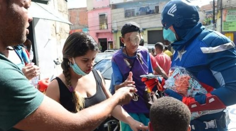 Princesa e super-herói mineiros distribuem máscaras contra coronavírus em BH