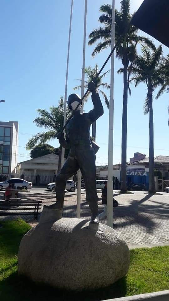 Estátua do Expedicionário em frente a Nova Matriz de Campo Belo está de máscara