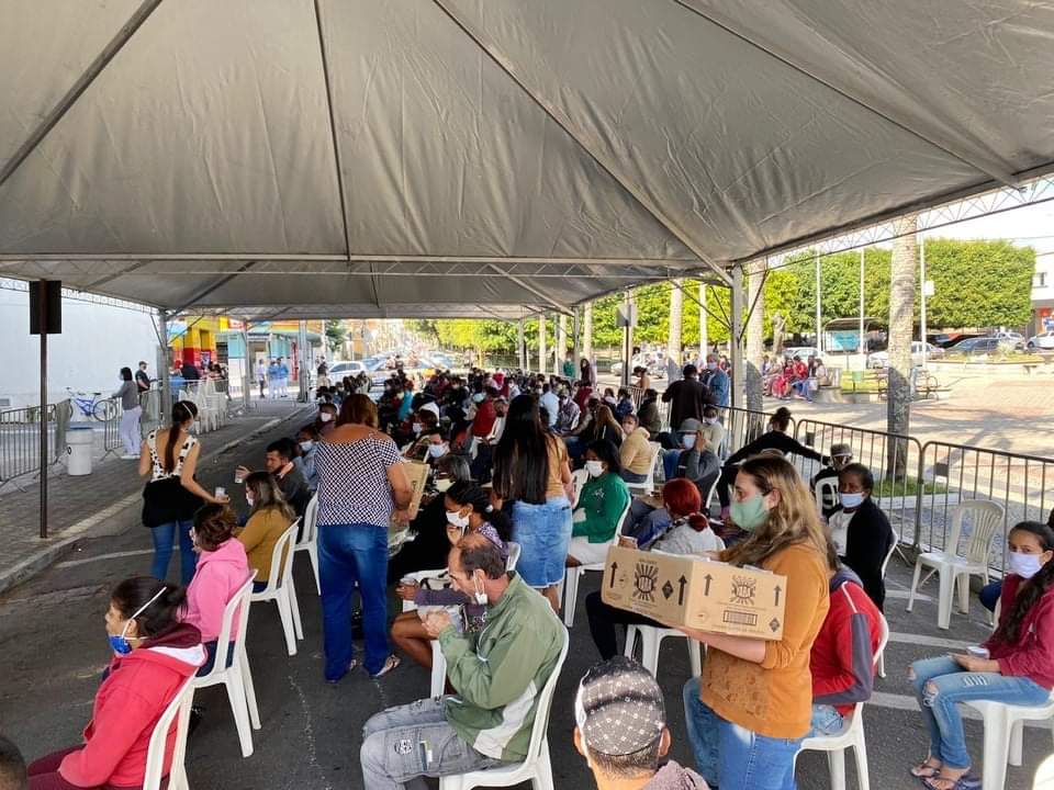 Prefeitura de Campo Belo monta tendas com 150 cadeiras para acomodar de forma humana o grande volume de pessoas que enfrentam a fila na Caixa Econômica.