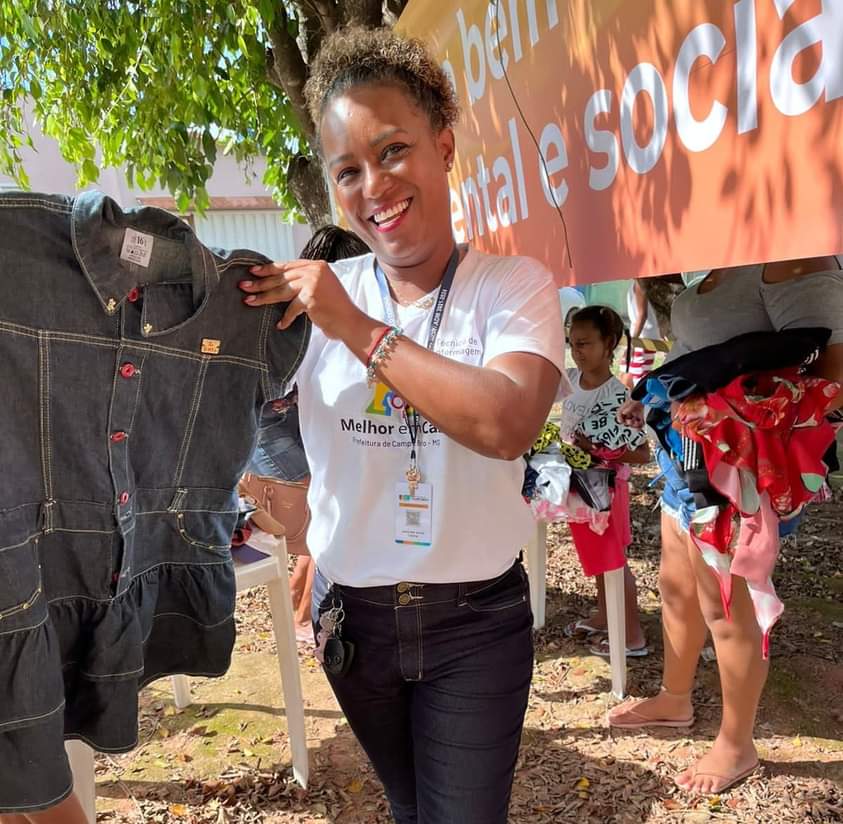 Bazar Solidário realizado pela Secretaria Municipal de Saúde recebe grande adesão da população.