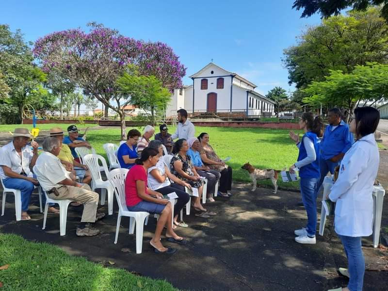Moradores do Porto dos Mendes recebem orientações de combate ao Caramujo Africano.