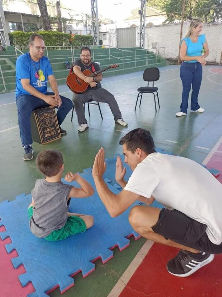 Município de Campo Belo inicia projeto que oferece esporte e musicalização a crianças autistas.