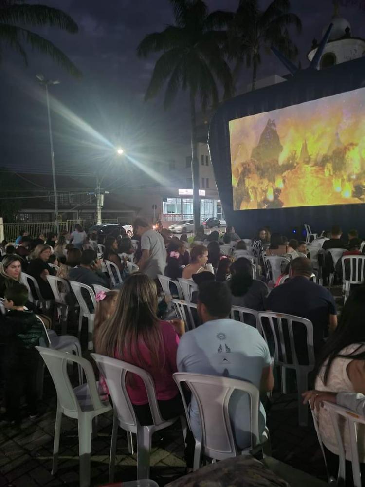 Prefeitura de Campo Belo realiza mais um Cinema na Praça. 