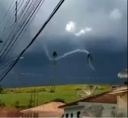 Princípio de tornado deixa rastro de destruição no Sul de Minas; veja vídeos