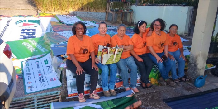 Associação de mulheres transforma lonas doadas pela Epamig em sacolas retornáveis