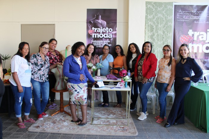 Moradoras de cidade do Jequitinhonha recebem capacitação profissional pelo Trajeto Moda