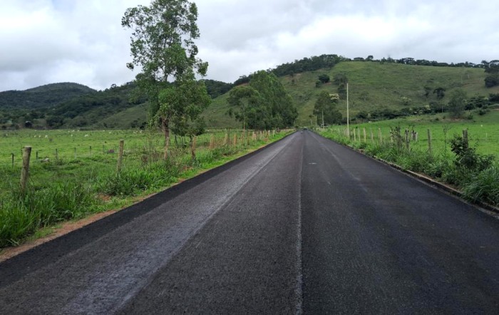 Recuperação de rodovia entre Ladainha e Poté, no Vale do Mucuri, começa a receber nova pavimentação