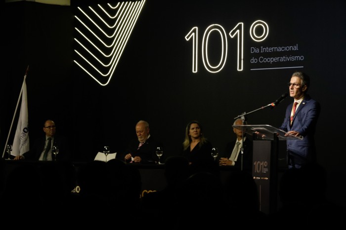 Governador recebe medalha considerada a mais alta comenda do cooperativismo mineiro