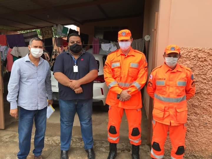 Prefeitura e Agente de Proteção e Defesa Civil do Estado realizam visita de apoio à família atingida pela chuva.