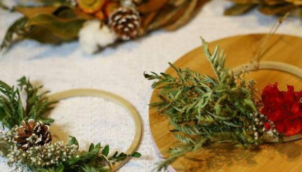 Aprenda como fazer uma guirlanda simples para decorar a casa neste Natal