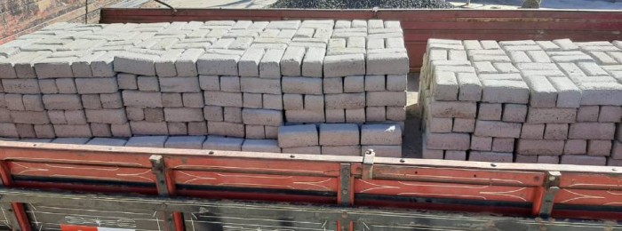 Custodiados de Tupaciguara entregam produção de peças para calçamento de praças e vias públicas 