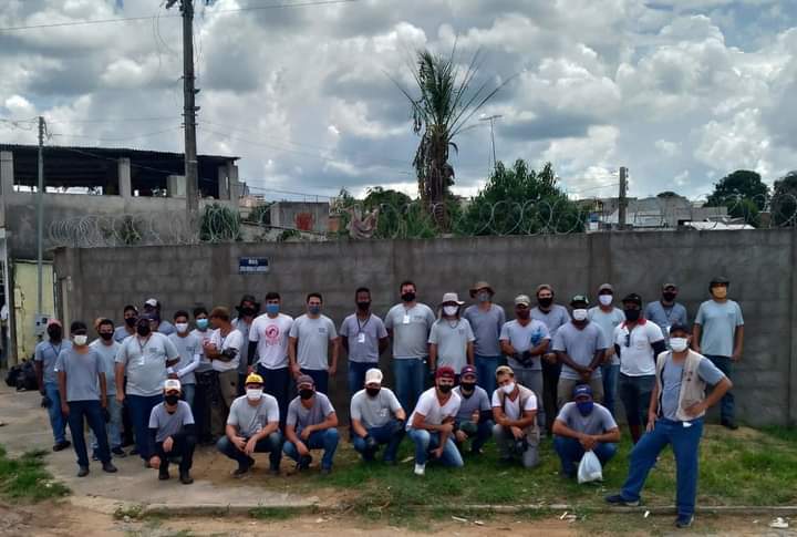 Agentes de combate a endemias realizam arrastões de limpeza em diversos bairros.