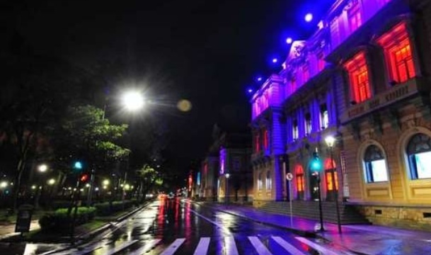 Pandemia deixa Praça da Liberdade irreconhecível na véspera de Natal