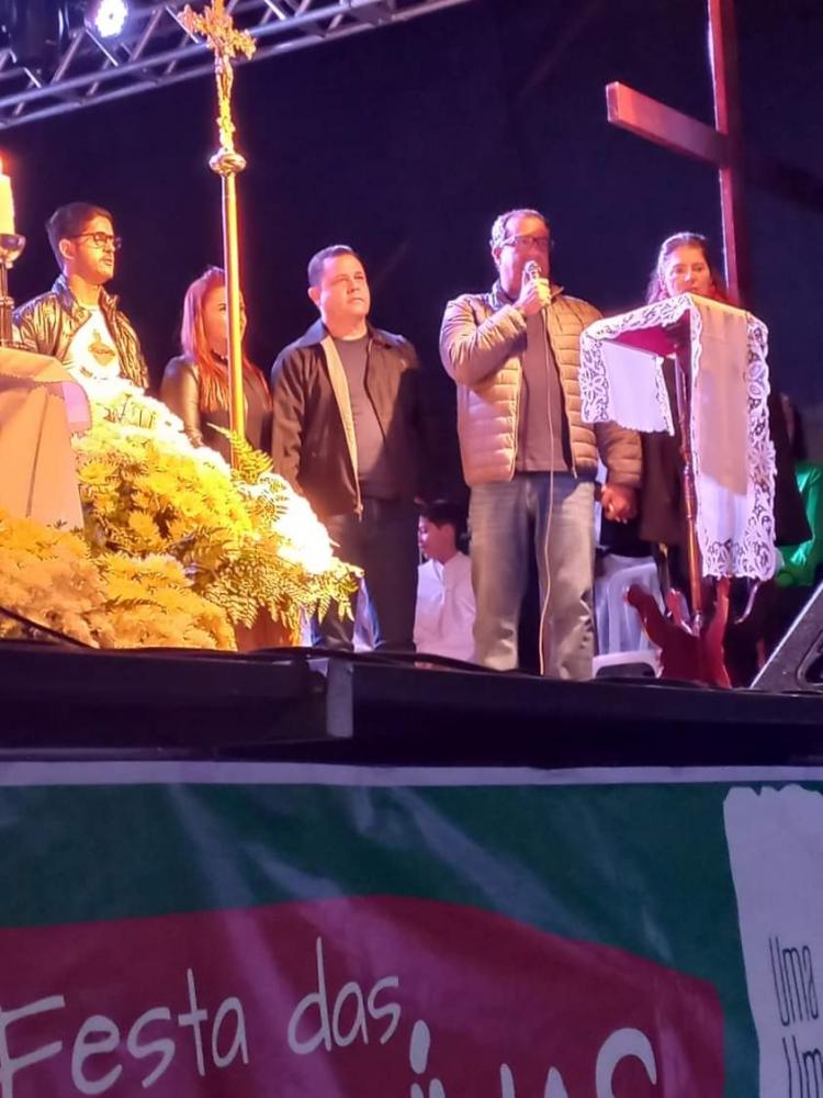 Executivo participa da Festa das Famílias em noite de louvor católico.
