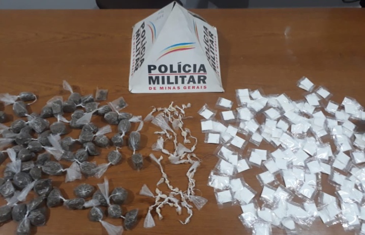 POLÍCIA MILITAR DE CAMPO BELO APREENDE GRANDE QUANTIDADE DE DROGAS NO BAIRRO SÃO BENEDITO