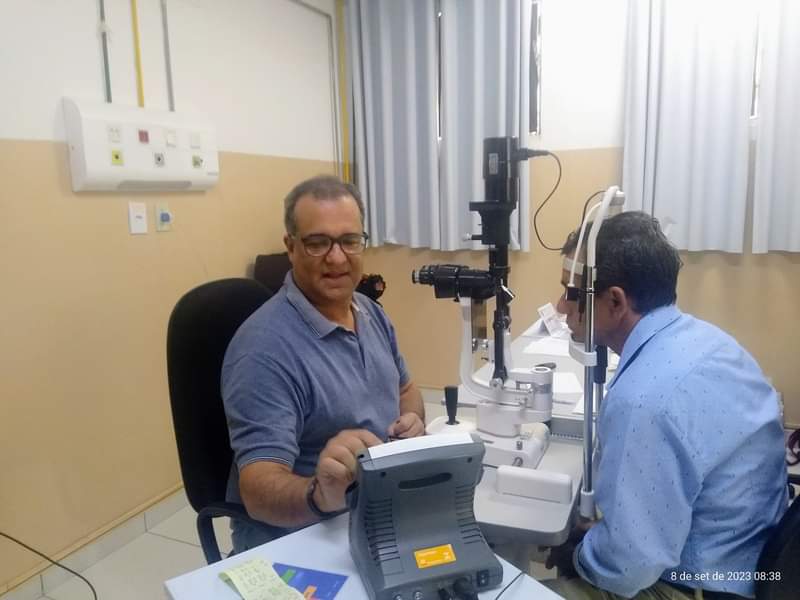 Colaborando com a saúde dos cidadãos campo-belenses, o prefeito Dr. Alisson, na função de médico realiza consultas oftalmológicas,