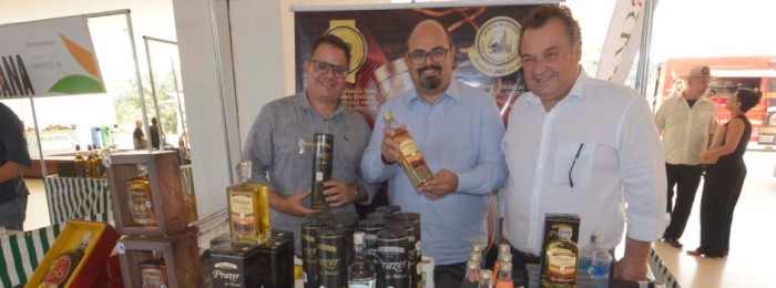 Governador em exercício Professor Mateus destaca importância da cadeia produtiva da cachaça e da agricultura familiar em feira na Cidade Administrativa