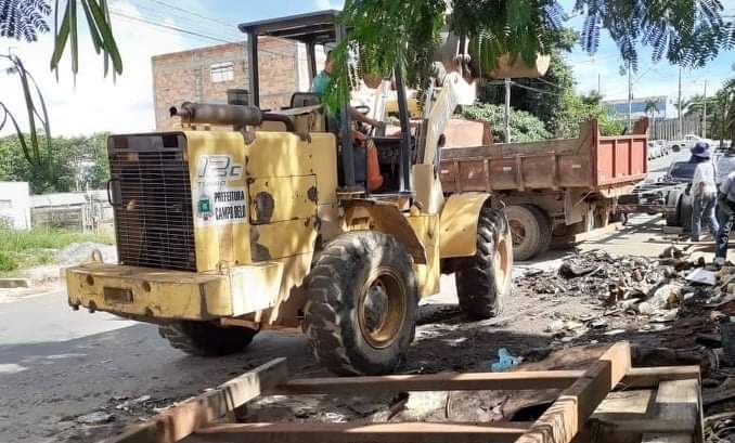 Agentes de combate a endemias realizam limpeza em ponto estratégico.