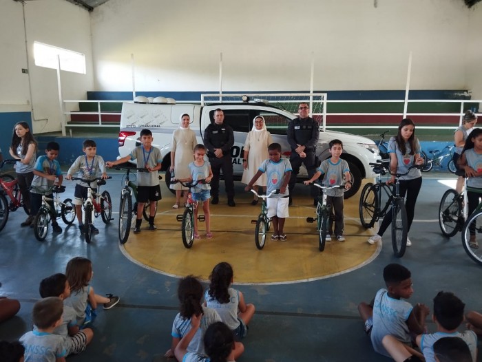 Bicicletas reformadas por presos se transformam em presente de Dia das Crianças em Minas