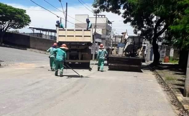 Operação tapa-buraco recupera asfalto após chuvas intensas.