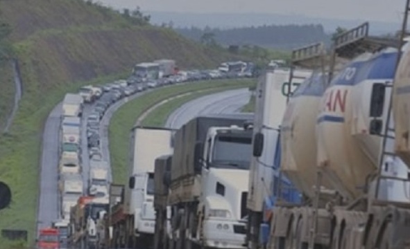 Chamado de greve dos caminhoneiros ganha apoio de confederação CNTTL