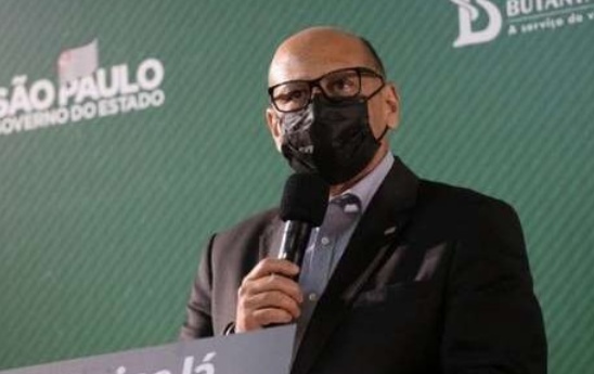 Ministério assinará compra de 54 milhões de doses na terça, diz Butantan
