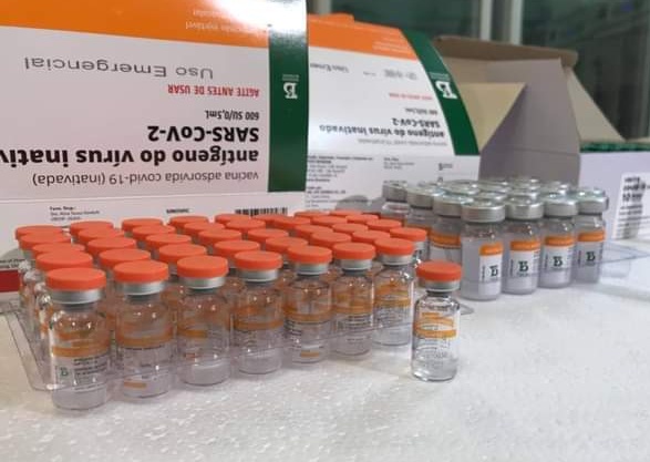 Governo de Minas recebe quase 300 denúncias de 'fura-filas' de vacinação contra coronavírus