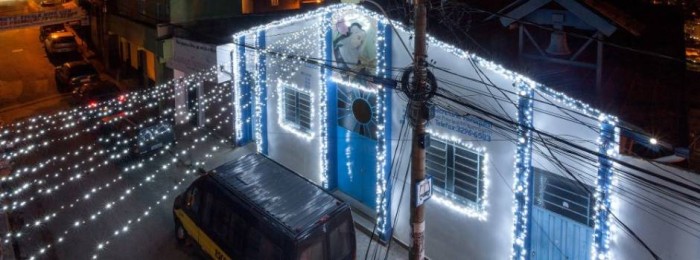 Confira dicas da Cemig para evitar acidentes com a rede elétrica ao fazer a decoração natalina