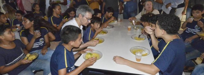 Governo de Minas vistoria alimentação escolar na rede de ensino de Coroaci