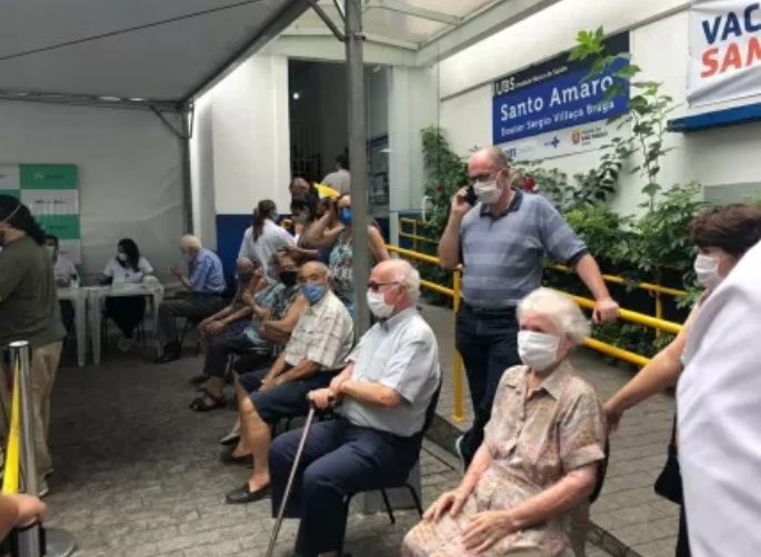 Vacinação precisa aumentar 11 vezes no Brasil para conter covid em 1 ano 
