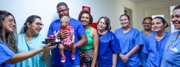 Bebê nascida com menos de meio quilo retorna, cheia de saúde, à Maternidade Odete Valadares para comemorar primeiro ano de vida