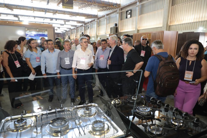 Governador participa de Feira de Móveis que atrai investimentos e gera empregos em Ubá